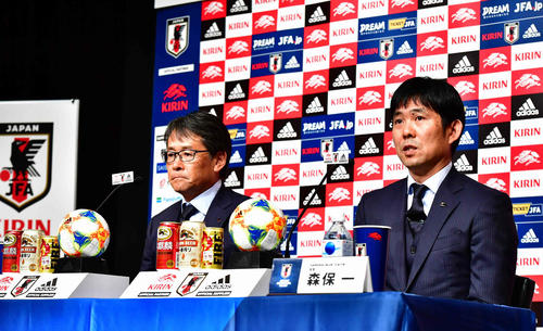 22年W杯カタール大会アジア2次予選キルギス戦、キリンチャレンジ杯ベネズエラ戦の日本代表メンバー発表会見に臨む森保監督。左は関塚技術委員長（撮影・小沢裕）
