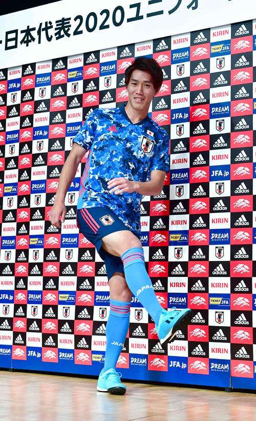 お披露目されたサッカー日本代表2020新ユニホームを着用し記念撮影に臨むUー22日本代表の遠藤（撮影・小沢裕）