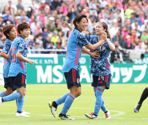 日本対南アフリカ　前半、熊谷（右から2人目）は先制ゴールを決め笑顔を見せる。右は長谷川（撮影・梅根麻紀）