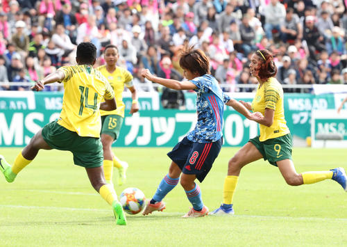 日本対南アフリカ　前半、日本代表FW岩渕真奈はゴールを狙う（撮影・梅根麻紀）