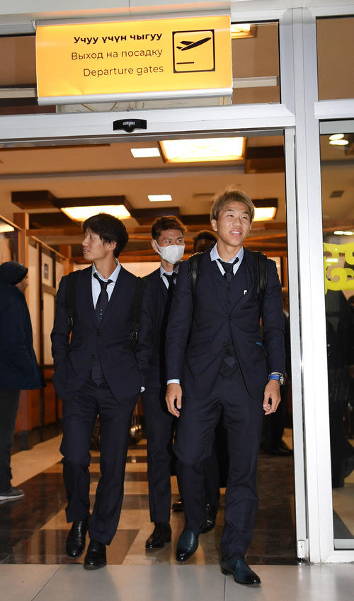 キルギスへ到着した、左から室屋、橋本、永井（撮影・横山健太）