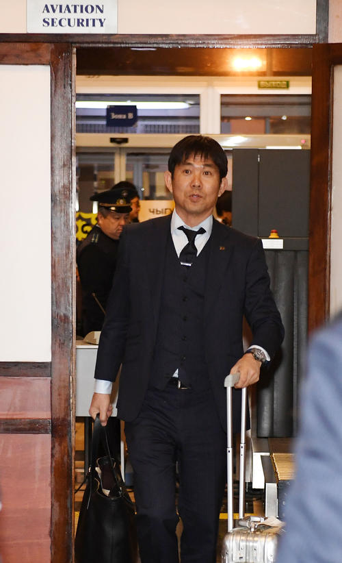 キルギスへ到着した森保監督（撮影・横山健太）