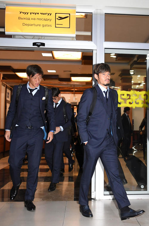 キルギスへ到着した畠中（左）と山口（撮影・横山健太）