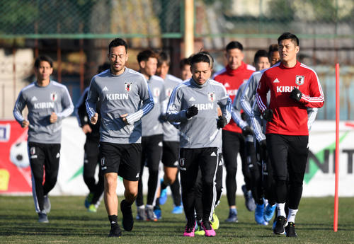 ランニングをする日本代表の選手たち。前列左から吉田、長友、GK川島（撮影・横山健太）