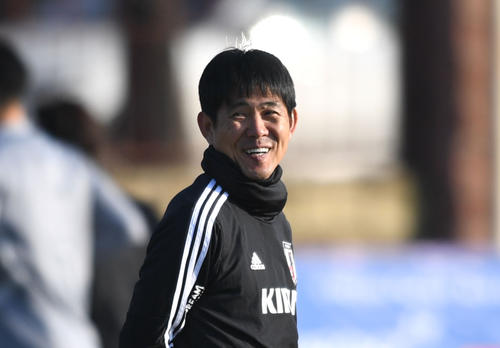 練習中に笑顔を見せる森保監督（撮影・横山健太）