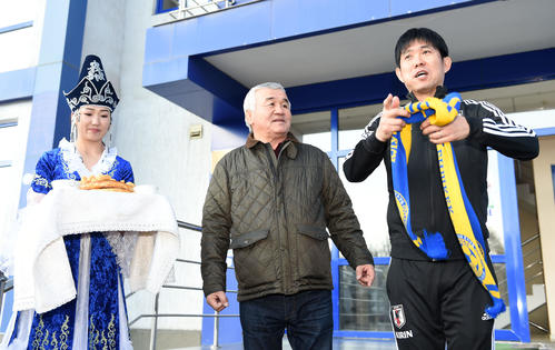 歓迎料理のボルソックを口にし笑顔を見せる森保監督（右）（撮影・横山健太）
