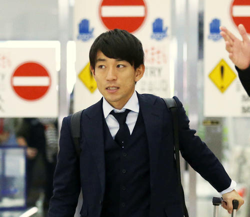 広島空港に到着した三好康児（撮影・河野匠）