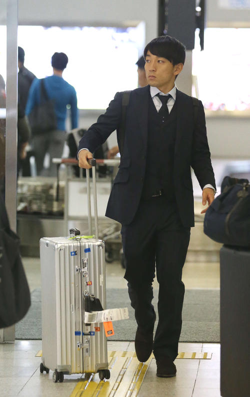 広島空港に到着した三好（撮影・河野匠）