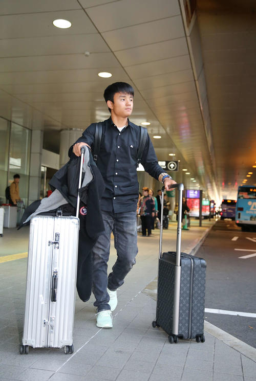 広島空港に到着し移動の車に向かう久保（撮影・河野匠）