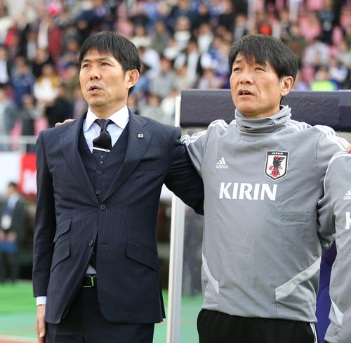 U－22日本対U－22コロンビア　試合前、君が代で肩を組む森保監督（左）と横内コーチ（撮影・河野匠）