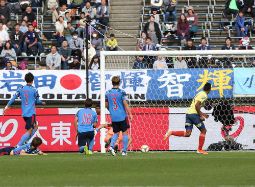 U－22日本対U－22コロンビア　後半、ルイス・アンドバル（右）に先制ゴールを許し、ボールを見つめる日本イレブン（撮影・河野匠）