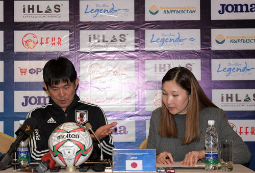 通訳をお願いする森保監督（左）（撮影・横山健太）