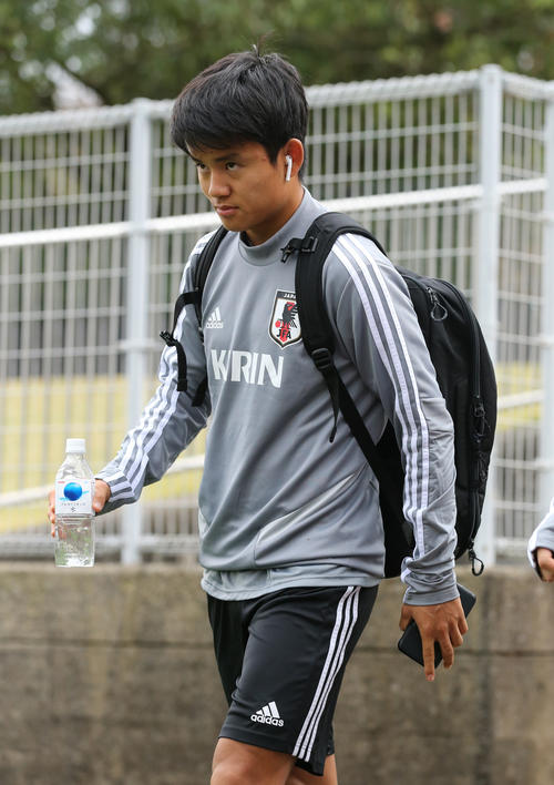 練習場に入る久保（撮影・河野匠）