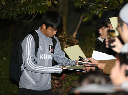 練習後、集まったサポーターのサインに応じる久保（撮影・河野匠）