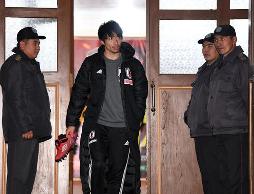 練習を終えスタジアムを後にする柴崎（撮影・横山健太）