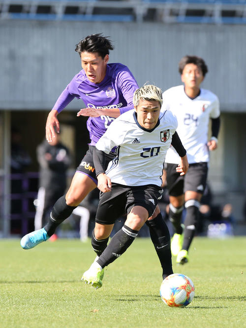 練習試合、広島戦の前半、ドリブルで攻め込む食野（中央）。左は広島MF松本、右はMF東（撮影・河野匠）