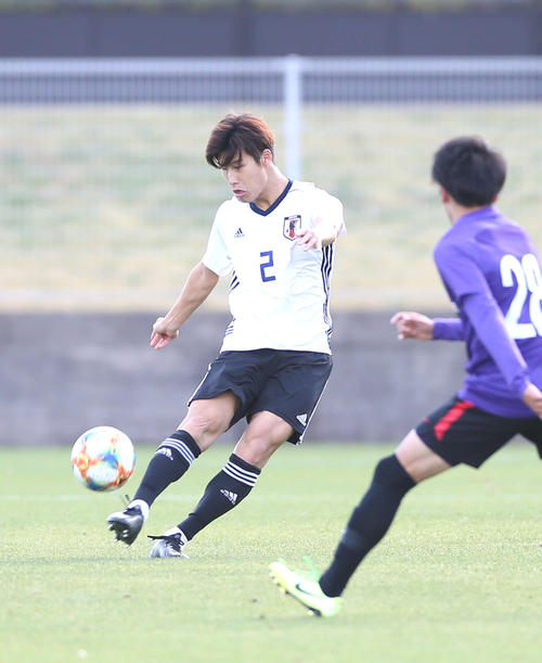 練習試合、広島戦の後半、前線にパスを出す橋岡（撮影・河野匠）