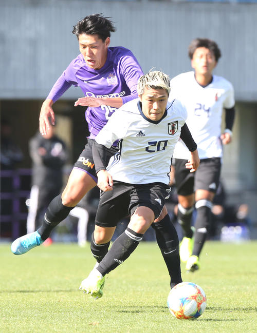 練習試合、広島戦の前半、ドリブルで攻め込む食野（中央）。左は広島MF松本、右はMF東（撮影・河野匠）