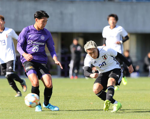 練習試合、広島戦の前半、シュートを放つ食野（右）。左は広島MF松本（撮影・河野匠）