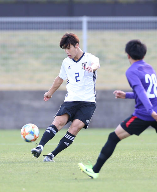 練習試合、広島戦の後半、前線にパスを出す橋岡（撮影・河野匠）