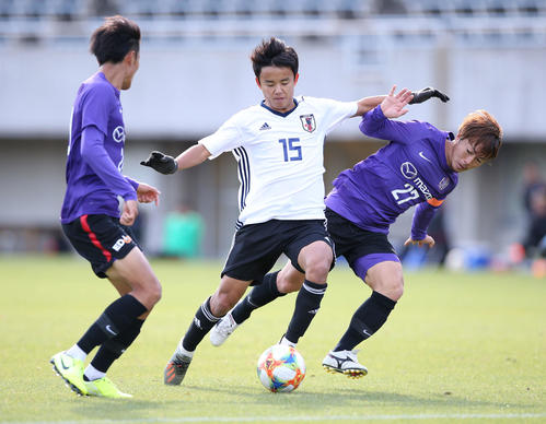 広島との練習試合の後半、マークを受けながらゴール前に攻め込む久保（中央）。右は広島MF清水、左はMF東（撮影・河野匠）