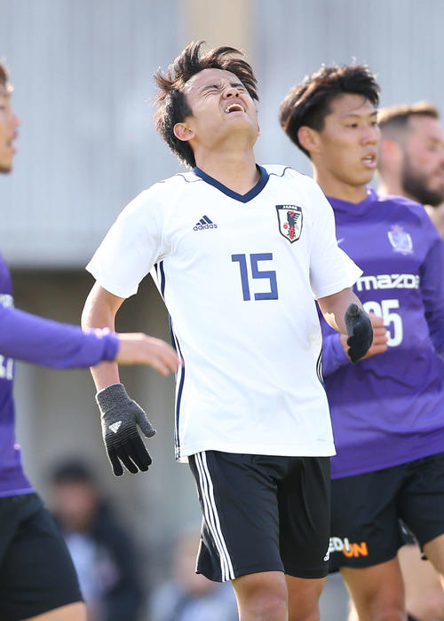練習試合、広島戦の後半、ゴール前に走り込むもパスがもらえず悔しがる久保（撮影・河野匠）
