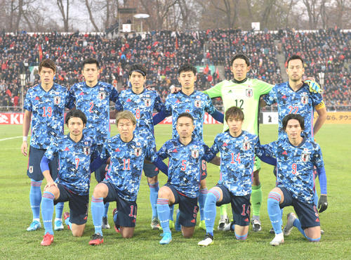 日本対キルギス　新ユニホームで集合写真撮影を行う日本代表の先発メンバー（撮影・横山健太）