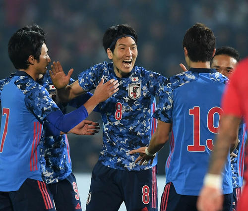 日本対キルギス　後半、フリーキックからゴールを決め仲間の祝福に笑顔を見せる原口（中央）（撮影・横山健太）