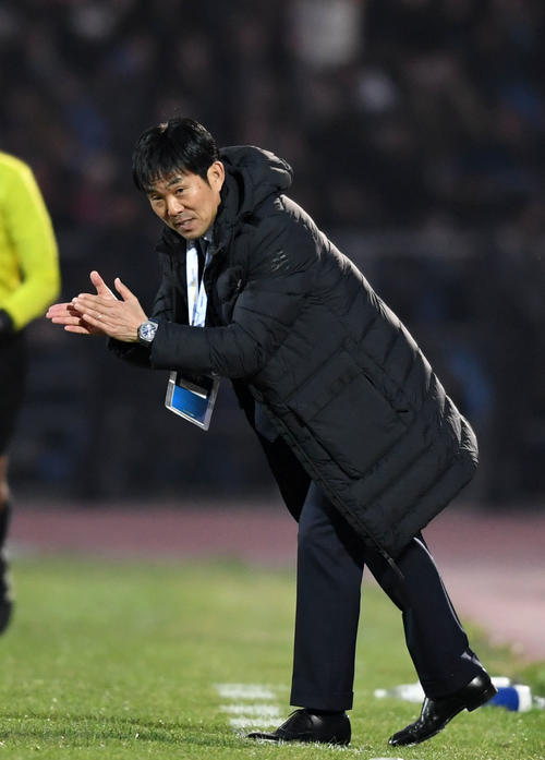日本対キルギス　前半、選手たちに拍手を送る森保監督（撮影・横山健太）
