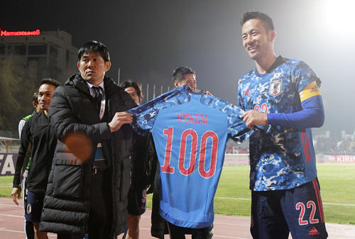 100試合記念ユニホームを森保監督（左）から手渡される吉田（撮影・横山健太）