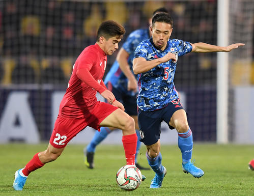 日本対キルギス　前半、競り合う長友（右）（撮影・横山健太）