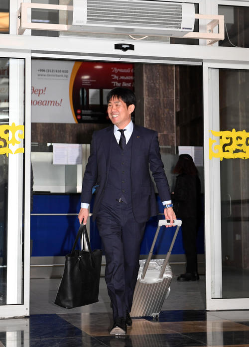 キルギスを出発する森保監督（撮影・横山健太）