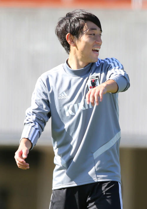 練習中、笑顔を見せる三好（撮影・河野匠）