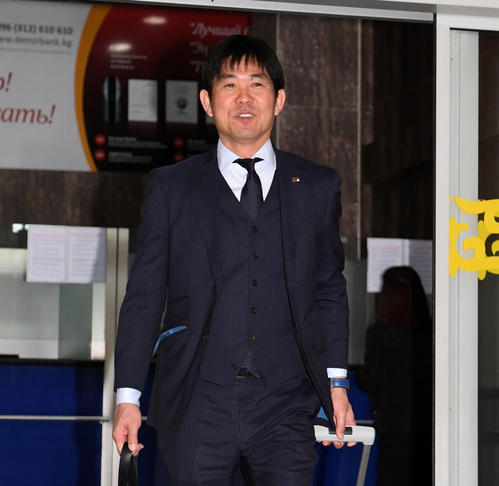 キルギスを出発する森保監督（撮影・横山健太）
