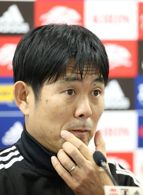 コロンビア戦前日会見で記者の質問に耳を傾ける森保監督（撮影・河野匠）