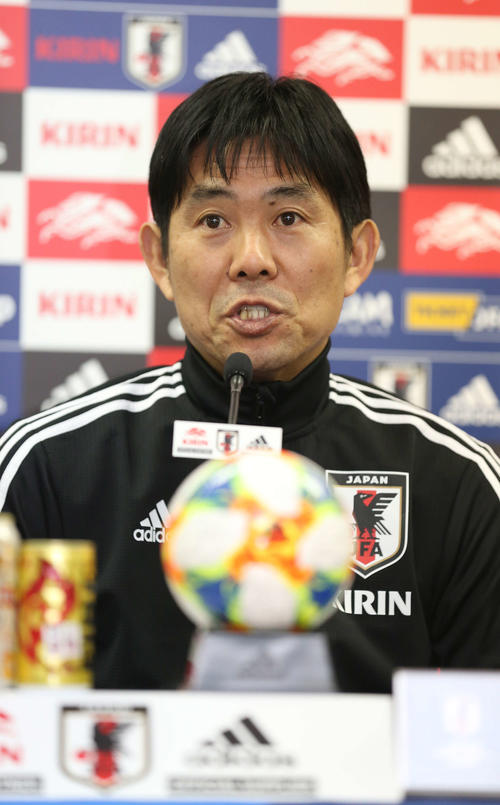 コロンビア戦前日会見で記者の質問に答える森保監督（撮影・河野匠）