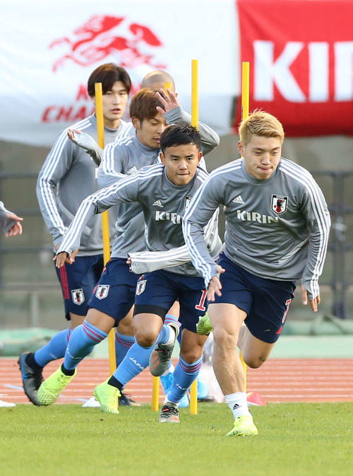 コロンビア戦前日練習でダッシュする、手前から堂安、久保、岩田、前田、橋岡（撮影・河野匠）
