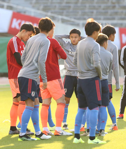 コロンビア戦前日練習を前にリラックスした表情を見せる久保（中央）（撮影・河野匠）