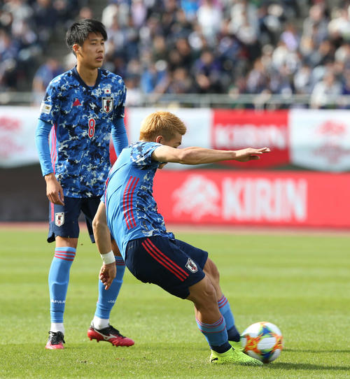 U－22日本対U－22コロンビア　前半、フリーキックでゴールを狙う堂安（手前）。後方は田中（撮影・河野匠）