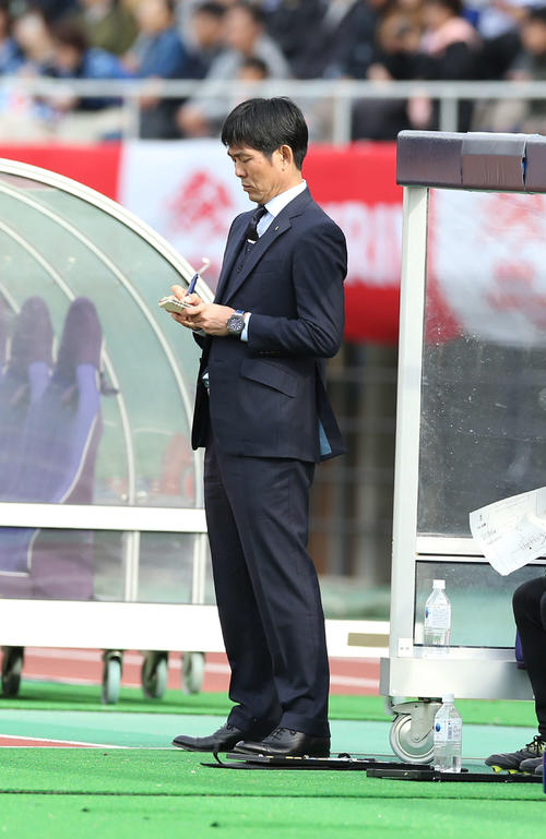 U－22日本対U－22コロンビア　後半、試合中にメモをとる森保監督（撮影・河野匠）