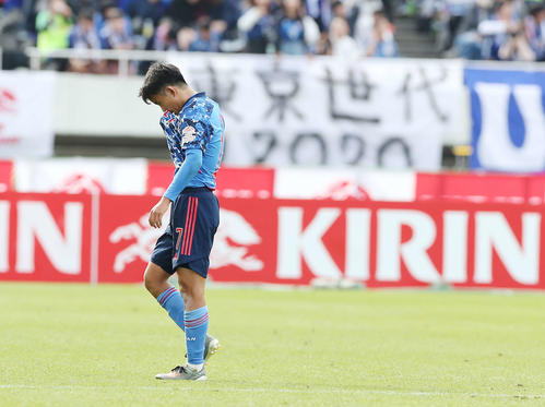 U－22日本対U－22コロンビア　前半を終えて汗をぬぐいながらロッカールームに引き揚げる久保（撮影・河野匠）