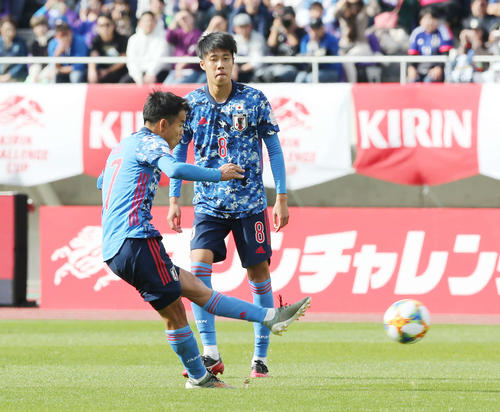 U－22日本対U－22コロンビア　前半、フリーキックでゴールを狙う久保（手前）。後方は田中（撮影・河野匠）