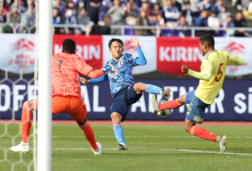 U－22日本対U－22コロンビア　後半、ゴール前に飛び込む久保（中央）（撮影・河野匠）