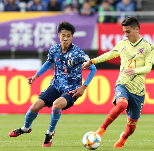 前半、アトゥエスタ（右）のボールを奪いに行く田中（撮影・河野匠）