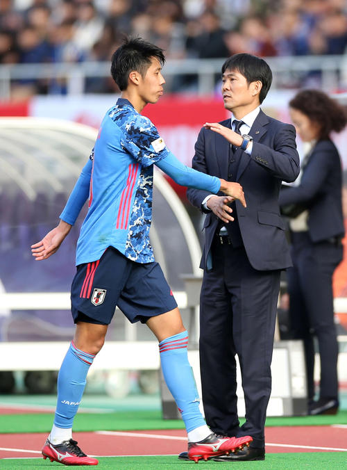後半、交代となった田中（左）は森保監督に迎えられる（撮影・河野匠）