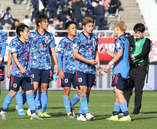 U－22日本対U－22コロンビア　試合後、堂安（右）の出迎えを受ける、左から三好、小川、久保、中山（撮影・河野匠）