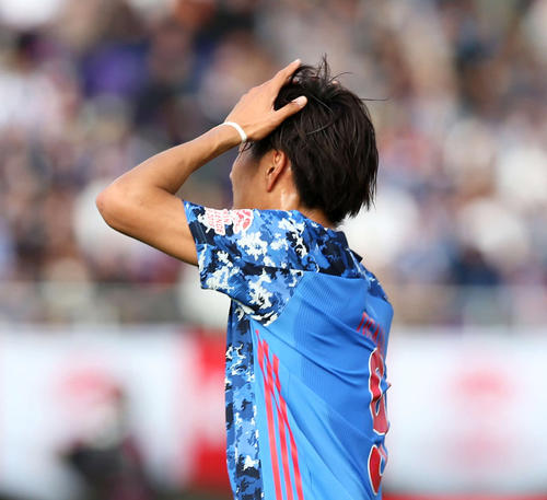 後半、シュートを放つもポストに当たって得点ならず、小川は頭を抱える（撮影・河野匠）