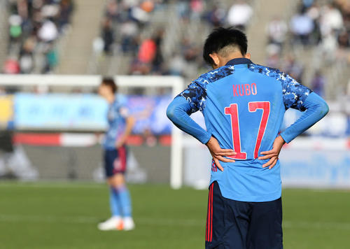U－22日本対U－22コロンビア　試合終了し、腰に手を当ててうつむく久保（撮影・河野匠）