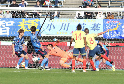 U－22日本対U－22コロンビア　後半、ラミレス（右から2人目）にゴールを奪われるGK大迫（中央）（撮影・河野匠）
