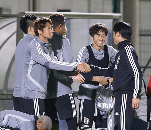 練習前に握手を交わす三浦弦太、森保一監督（右）（撮影・白石智彦）